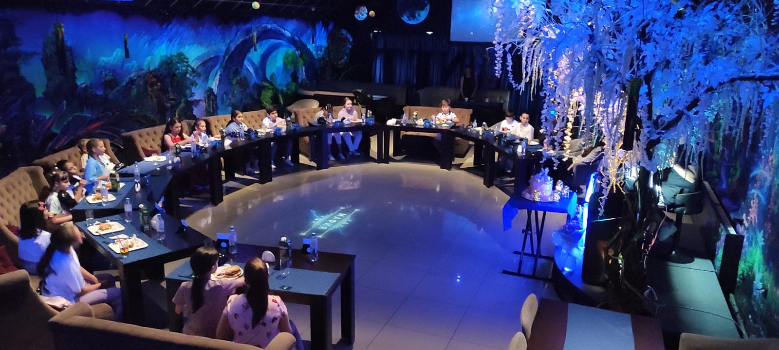 Ведущий мафии проводит игру в Пятигорске